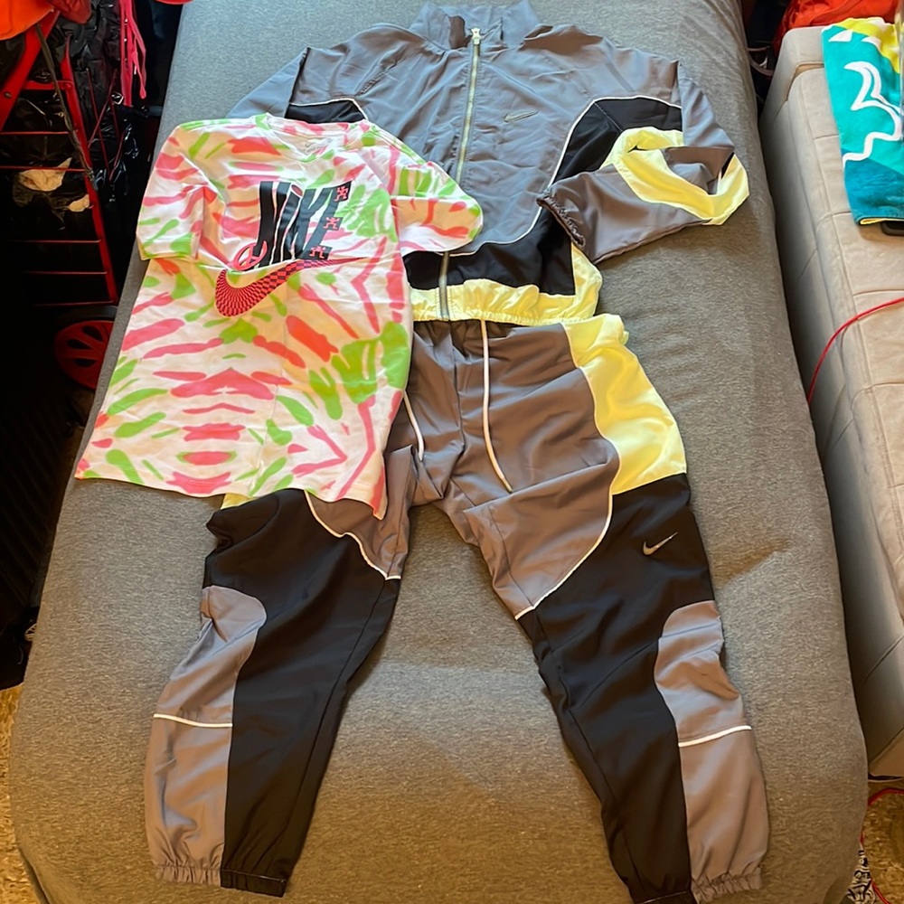 Mens Nike windbreaker suit & t shirt, size small (worn once)